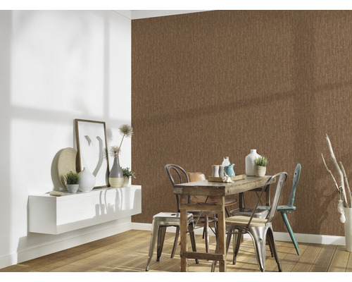 Esszimmer mit brauner Textiltapete, Holztisch und weissem Wandregal für ein wohnliches Ambiente