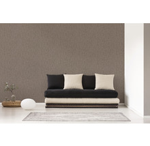 Ein Zimmer mit einer braunen Vliestapete, einem Futon und Dekorationen.