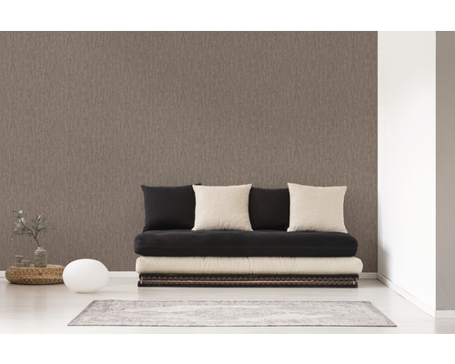 Ein Zimmer mit einer braunen Vliestapete, einem Futon und Dekorationen.