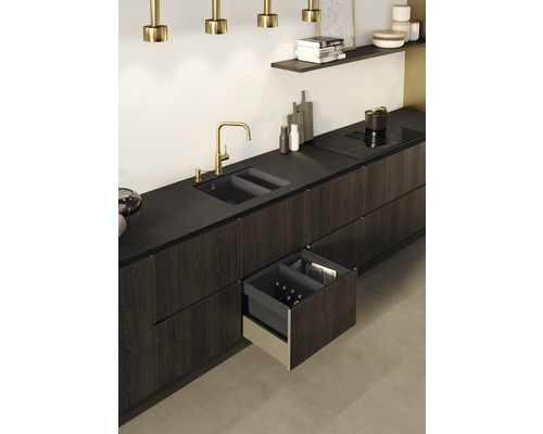 Cuisine équipée avec évier, robinetterie et tiroir coulissant