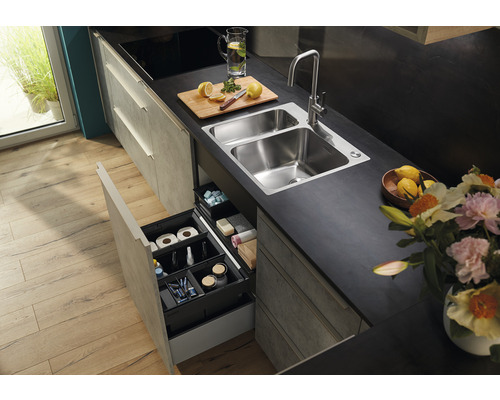 Évier de cuisine avec robinet, plan de travail et tiroir coulissant ouvert pour les ustensiles de cuisine