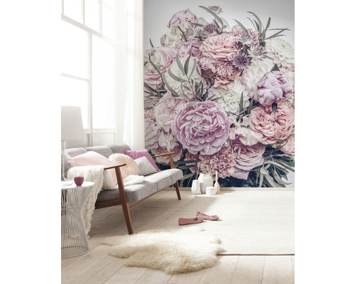 Wohnzimmer mit Blumen Fototapete, Sofa und Teppich