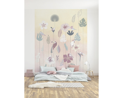 Schlafzimmer mit Fototapete mit Blumenmuster und Vogelmotiven.