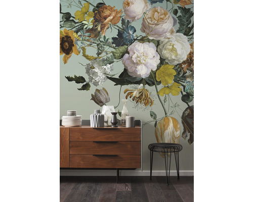 Wandgestaltung mit Blumenmuster, Sideboard mit Schubladen und Hocker