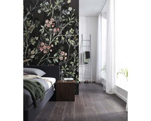 Chambre avec papier peint floral, lit, plancher en bois et échelle
