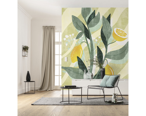 Wohnzimmer mit Zitronen-Motiv-Tapete, Sessel und Tisch