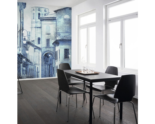 Heller Raum mit Fototapete, Esstisch mit Stühlen und zwei Fenstern