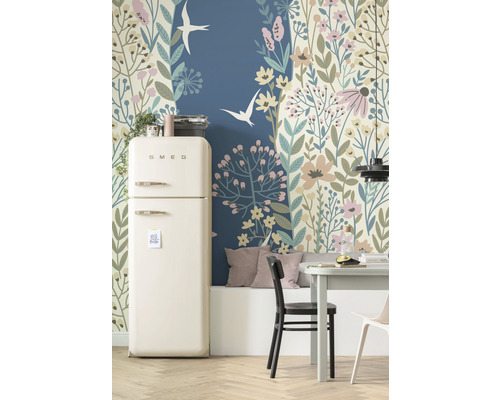 Cuisine avec réfrigérateur de marque Smeg et papier peint à fleurs