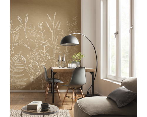 Heller Raum mit Esstisch, Stühlen, Stehlampe und brauner Tapete mit Pflanzenmotiven