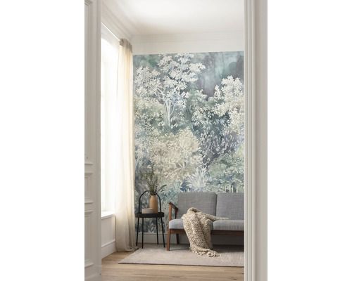 Wohnzimmer mit einer Waldtapete, einem Sofa, einem Beistelltisch und einem Teppich.