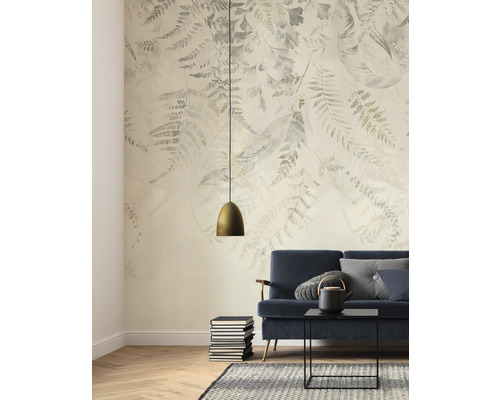 Salon avec papier peint photo à motifs végétaux, canapé, table et lampe