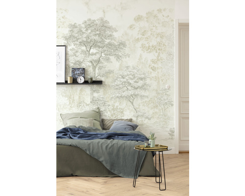 Schlafzimmer mit gemusterter Tapete, Bett und Nachttisch