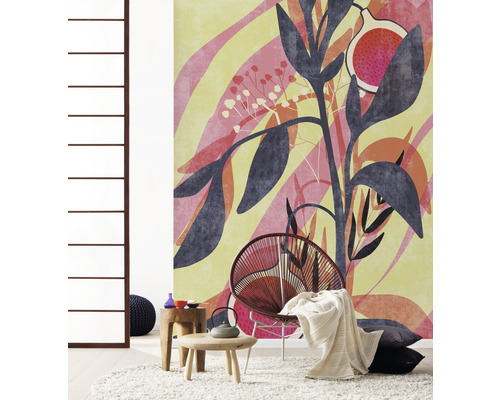 Wohnraum mit gemusterter Tapete, Sessel und Beistelltisch