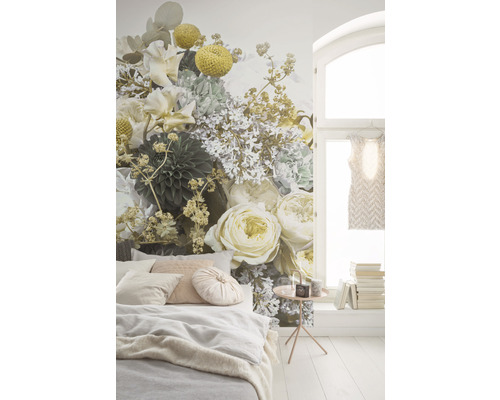 Schlafzimmer mit Fototapete mit Blumenmuster, Bett und Beistelltisch.