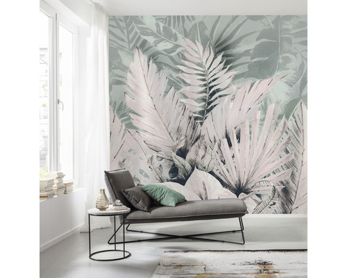 Salon lumineux avec papier peint photo floral, canapé et table d''appoint.