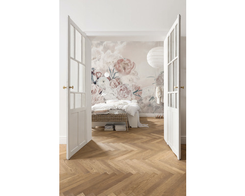 Schlafzimmer mit Blumendesign-Tapete und geöffneter Tür