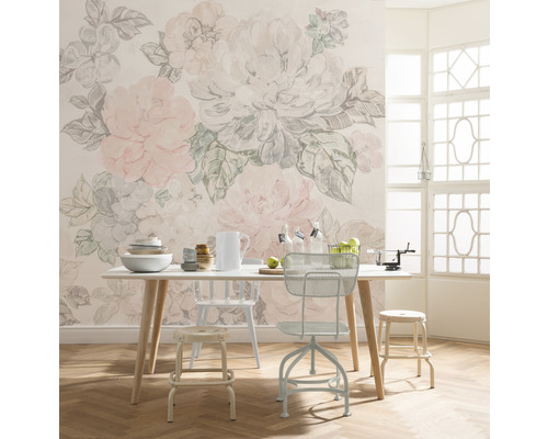 Esszimmer mit Tisch, Stühlen und Tapete mit Blumenmuster