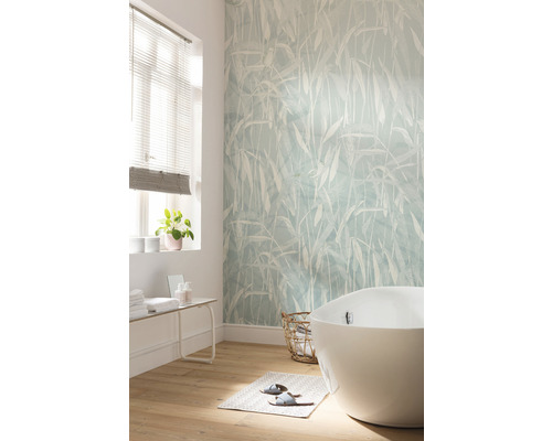 Badezimmer mit freistehender Badewanne, gemusterter Tapete und Holzboden