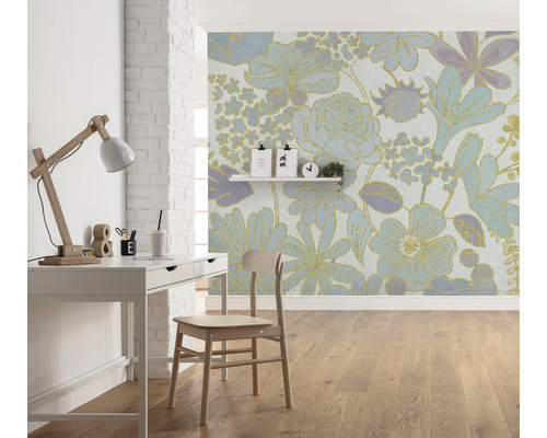 Ein Zimmer mit einem Schreibtisch, einem Stuhl und einer floralen Tapete.