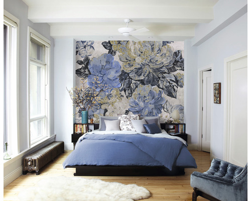 Schlafzimmer mit floraler Tapete, Bett und Nachttischen.