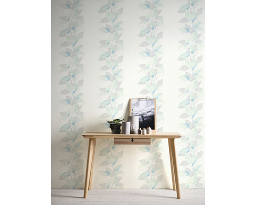 Décoration murale avec papier peint à motifs végétaux au-dessus d''une table en bois