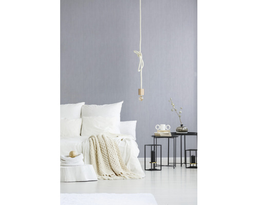 Schlafzimmer mit Bett, Nachttischen und dekorativen Elementen für eine gemütliche Atmosphäre.