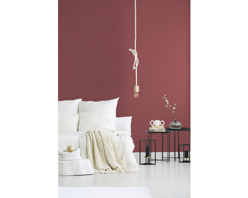 Chambre à coucher avec lit, tables de chevet et éclairage décoratif pour une ambiance cosy