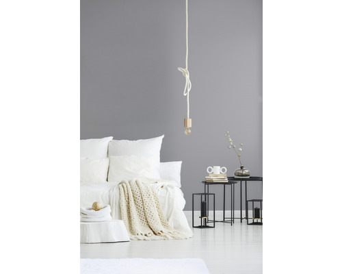 Chambre avec lit, couverture, tables de chevet et lampe