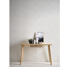 Scène décorative avec bureau, plante, bougies et une photo sur le mur.