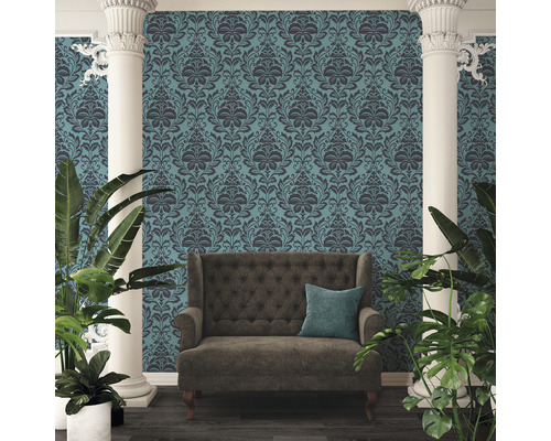 Mur décoratif avec papier peint à motifs, canapé et plantes