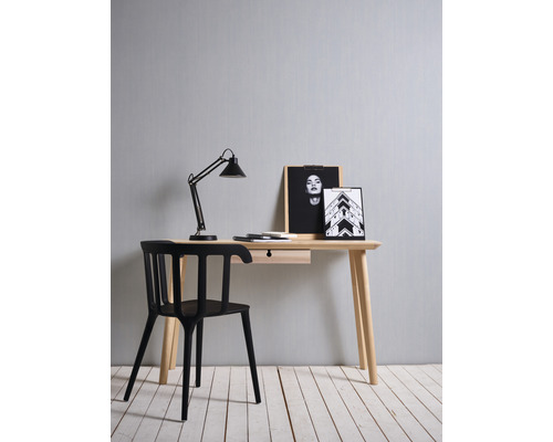 Schreibtisch mit Stuhl, Schreibtischlampe und Dekoration für ein Arbeitszimmer