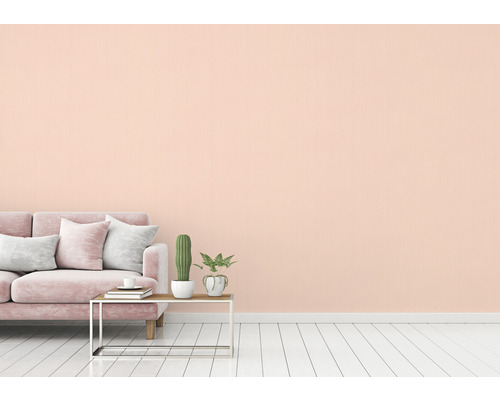 Salon avec canapé, table et plantes d''intérieur