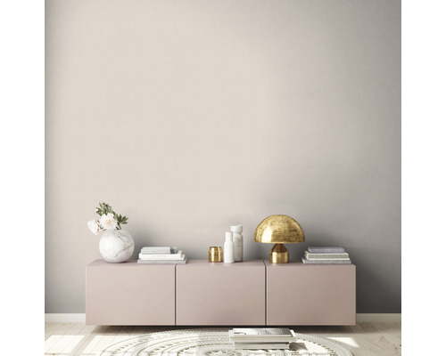Wohnzimmer mit Lowboard, Dekoration und runder Teppich