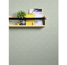 Mur avec papier peint géométrique et étagère avec décoration