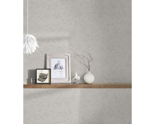 Dekorative Wandgestaltung mit Tapete, Regalen und Wohnaccessoires.