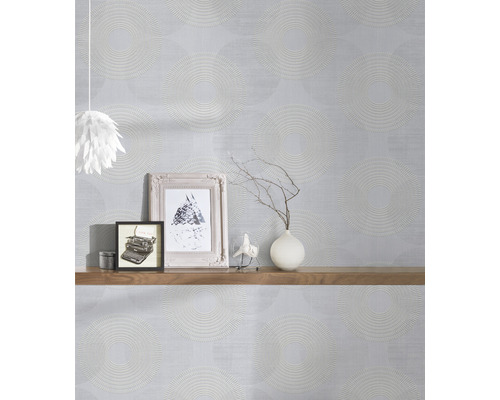 Aménagement d''un espace de vie avec papier peint à motifs, étagère, décoration et suspension