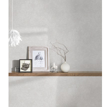 Vue claire d''une pièce avec papier peint à motifs, étagère en bois, photos et éléments décoratifs