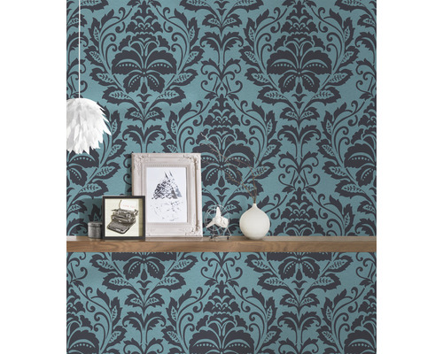 Décoration murale avec papier peint à motifs et objets de décoration sur une étagère