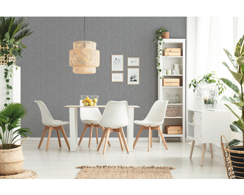 Salon avec papier peint gris, table à manger et chaises blanches