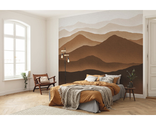 Schlafzimmer mit Fototapete Berglandschaft, Bett, Stehlampe und Sessel