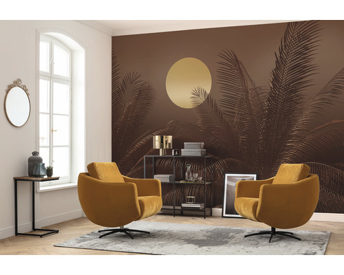 Wohnzimmer mit Palmentapete, zwei Sesseln, Regal und Teppich.