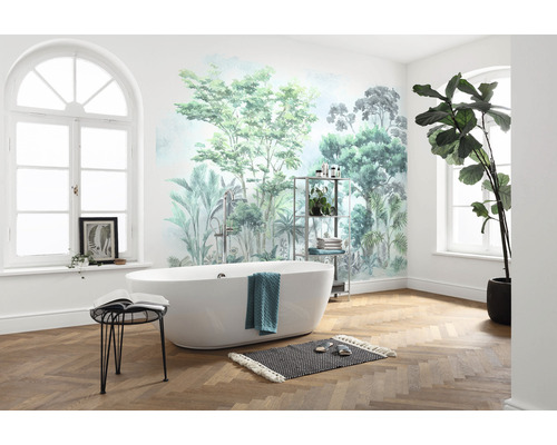 Badezimmer mit Badewanne, Regal, Hocker, Teppich, Zimmerpflanze und einer Tapete mit Dschungelmotiv