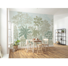 Heller Raum mit Wandtapete mit Waldmotiv, Esstisch und Regal