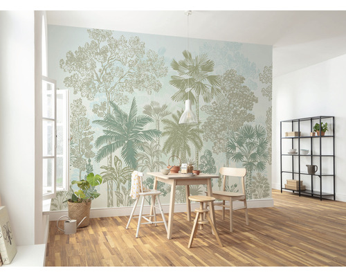 Heller Raum mit Wandtapete mit Waldmotiv, Esstisch und Regal