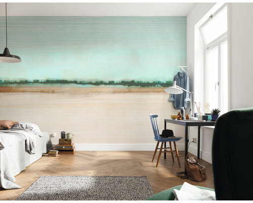 Salon avec papier peint à motifs, lit et bureau