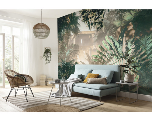 Wohnzimmer mit Fototapete, Sofa, Sessel, Teppich und Beistelltischen.