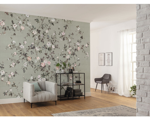 Wohnzimmer mit floral gemusterter Tapete, Sessel, Regal und Stuhl
