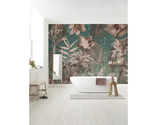 Badezimmer mit freistehender Badewanne und Tapete mit floralem Muster