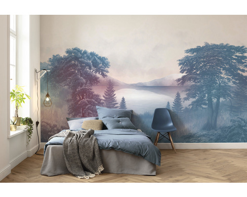 Schlafzimmer mit Fototapete mit Wald- und Seemotiv