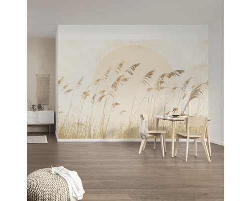 Salon avec papier peint photo, table et chaises